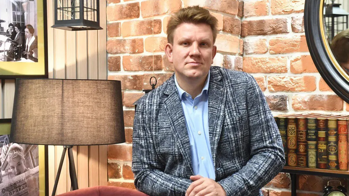 Гендиректора издательства «Эксмо» Евгения Капьева задержали, у руководства компании проходят обыски по делу об организации деятельности экстремистской организации, связанному с распространением ЛГБТ-литературы среди несовершеннолетних.