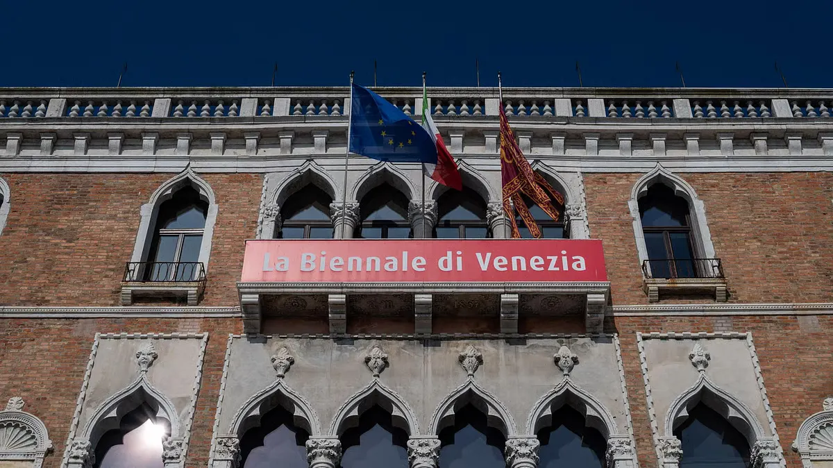 Еврокомиссия отозвала грант в €2 млн у Венецианской биеннале после решения допустить официальный российский павильон, одновременно призвав власти Италии вмешаться в ситуацию.