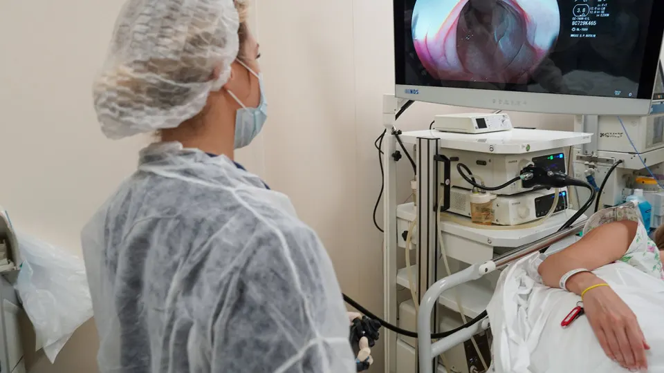 Пациенты с раком молочной и поджелудочной железы в России остались без уникального препарата абраксан: государственные закупки прекращены, лекарство исчезает из аптек, а люди вынуждены искать его за свой счет и через нелегальные каналы.