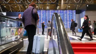 После масштабных ограничений интернета и мессенджеров в России резкий всплеск запросов о переезде за границу совпал с заметным падением показателей одобрения и доверия к власти.