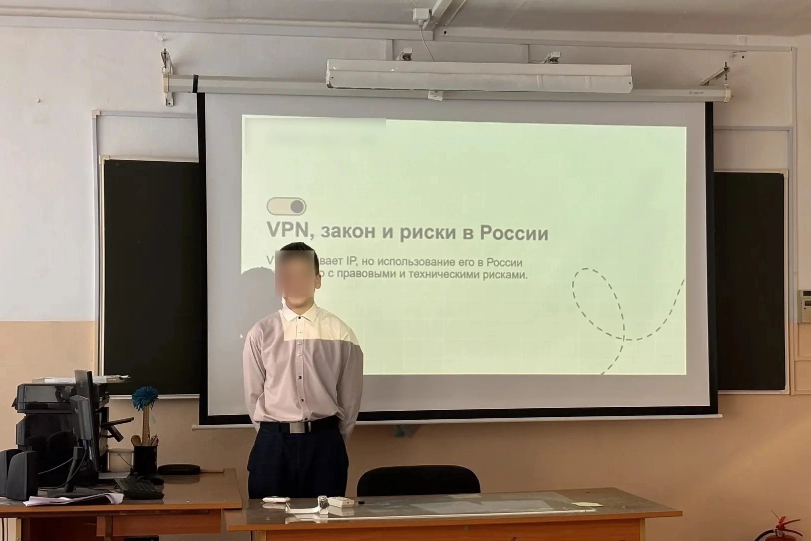 В учебных заведениях разных регионов России начали систематически проводить уроки и беседы о рисках использования VPN-сервисов, утечке персональных данных и юридических последствиях онлайн‑деятельности.