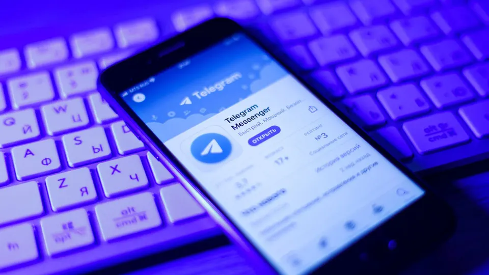 До 70% российских организаций по-прежнему используют Telegram, WhatsApp и другие зарубежные мессенджеры для рабочих задач, несмотря на ограничения, параллельно растет спрос на отечественные корпоративные решения.