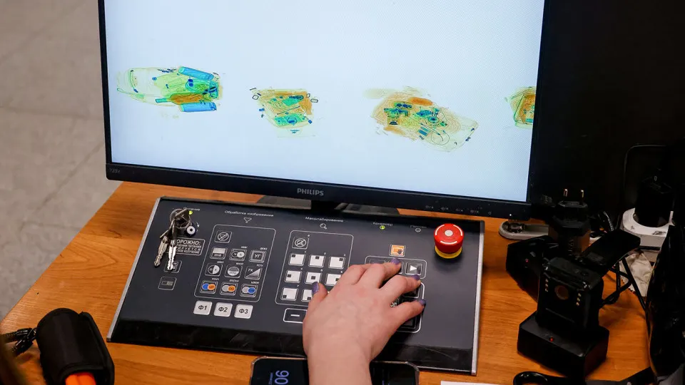 В ряде крупных школ в регионах начали использовать интроскопы для рентгеновского досмотра рюкзаков и сумок учеников на предмет оружия, запрещённых веществ и электронных сигарет. Новая мера безопасности связана с серией нападений в учебных заведениях по всей стране.