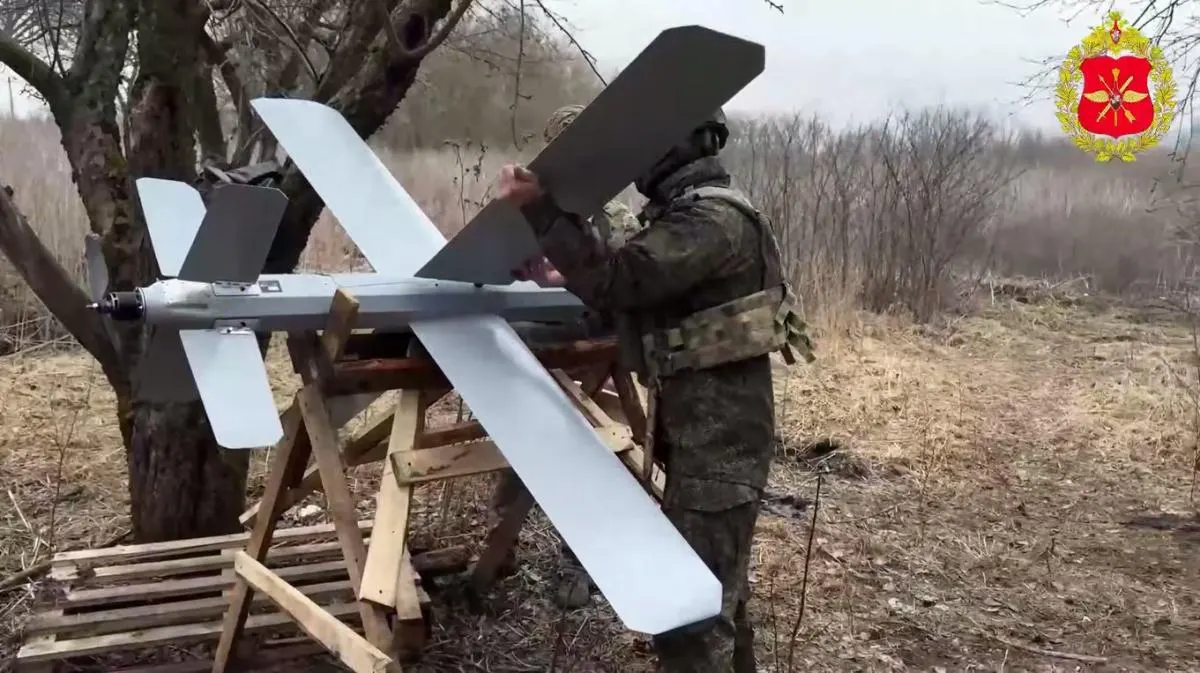 На фоне серьёзных потерь артиллерии и её износа российские войска всё активнее переходят к ударам с использованием беспилотников и наземных роботов, меняя структуру подразделений и тактику ведения боя.