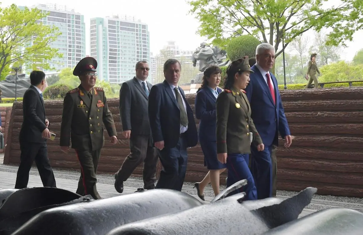 В Северной Корее прошла церемония открытия мемориального комплекса и музея, на которой присутствовала российская делегация во главе с председателем Госдумы. Параллельно публикуются оценки масштабов военной и материальной поддержки России со стороны КНДР.