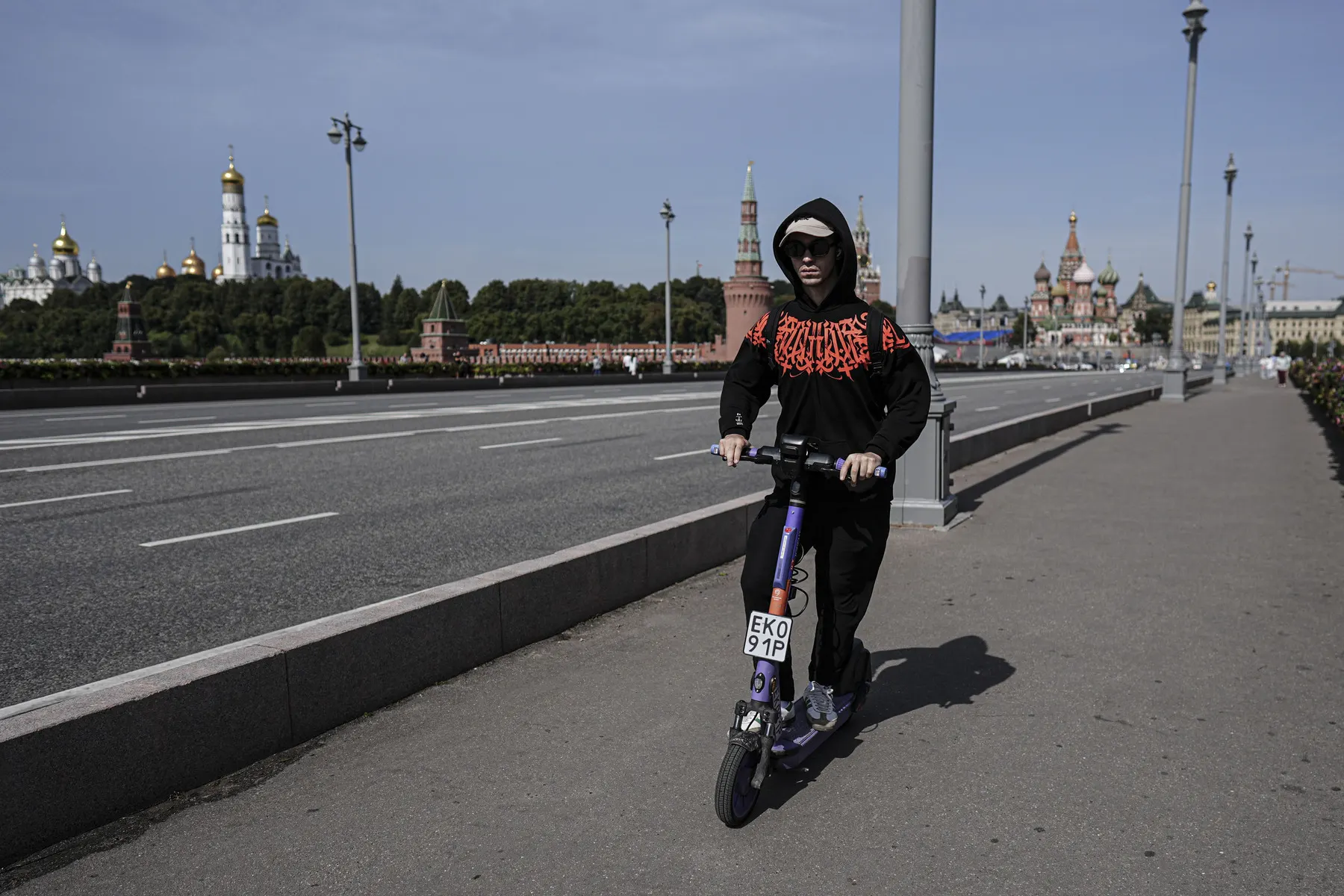 В научной статье специалистов МАДИ предлагается превратить мессенджер Max в единую точку входа для всех сервисов кикшеринга и обязать через него фиксировать поездки как арендуемых, так и личных электросамокатов.