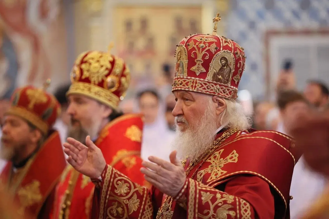 Патриарх Кирилл не принял участия в закладке крупного храма в микрорайоне Юбилейный Краснодара. Перед визитом полиция проверяла активистов, выступающих против стройки в зелёной зоне, а протесты жителей длятся с сентября 2024 года.