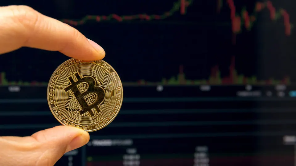Проект вводит налог на доходы от операций с криптовалютой и цифровыми активами, устанавливает налоговых агентов, освобождает ряд криптоорганизаций от НДС и предлагает особый порядок расчёта налога на прибыль.