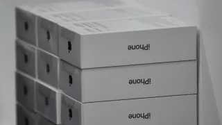 Российские продавцы электроники столкнулись с избытком дорогих смартфонов Apple и Samsung на складах, что на фоне снижения покупательной способности привело к заметному падению цен на флагманские модели.