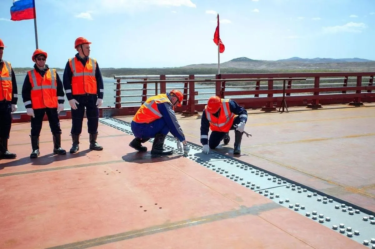 К июню 2026 года на российско‑северокорейской границе планируют открыть первый прямой автодорожный мост через реку Туманная. Новый переход протяженностью около 5 км должен упростить логистику и увеличить взаимную торговлю между странами.