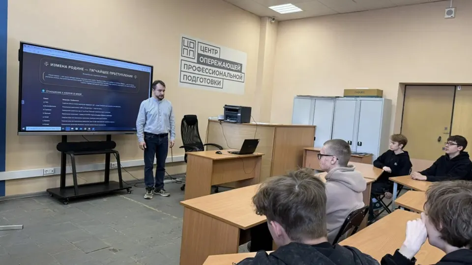 В десятках школ и техникумов по регионам провели классные часы, где рассказывают о тюремных сроках за госизмену, призывают к гражданской бдительности и проводят занятия об опасностях использования VPN.