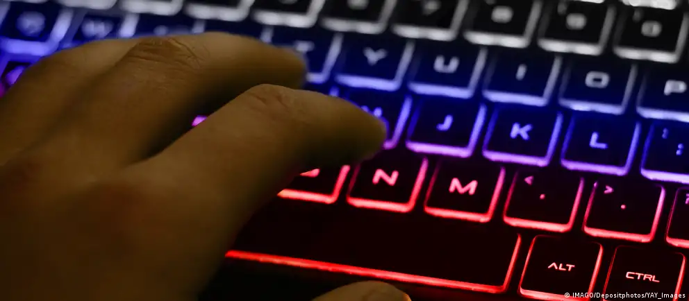 Минцифры готовит меры по взиманию платы за международный трафик — к нему хотят приравнять и трафик VPN. Сборы сначала планируют ввести для мобильных сетей; операторы могут начать фильтровать или удорожать доступ к зарубежным каналам.