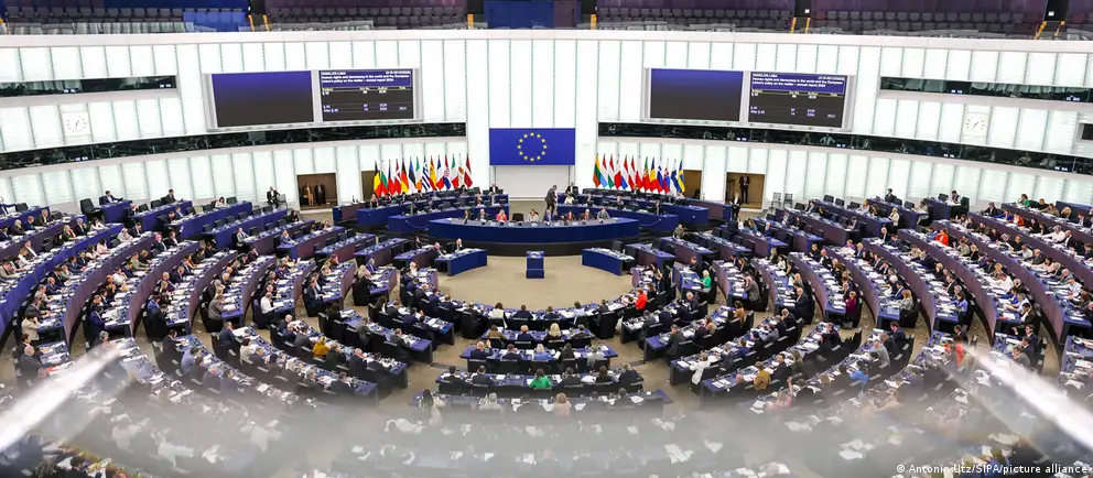 Депутаты Европарламента в ходе пленарной дискуссии разделились: одни считают допуск российских участников в крупные спортивные и культурные события легитимизацией агрессии, другие настаивают, что культура и спорт должны служить диалогу. Формальных решений не принято.
