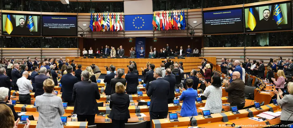 Депутаты Европарламента приняли резолюцию с требованием ускорить создание международных механизмов правосудия, расширить круг лиц, подлежащих привлечению к ответственности, и использовать замороженные активы РФ для выплат репараций и восстановления.
