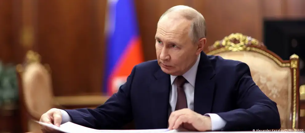 Президент России подписал закон, отменяющий контроль государства за сделками чиновников и их семей до назначения на госдолжность и регистрации брака, а также меняющий порядок декларирования доходов госслужащих.