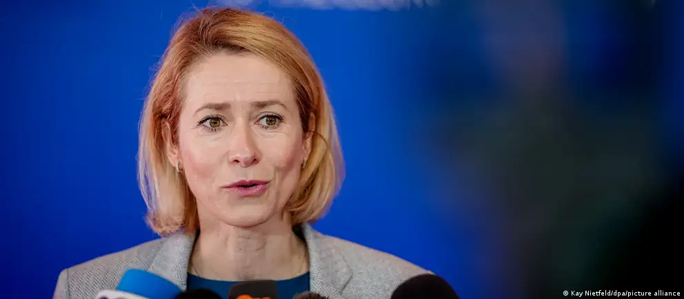 Глава дипломатии ЕС на встрече Северо‑балтийской восьмёрки заявила, что отказ от техники на параде 9 мая, высокие потери и пакет санкций отражают реальное положение дел в войне России против Украины; она также затронула угрозы гибридных атак и ситуацию в Ормузском проливе.