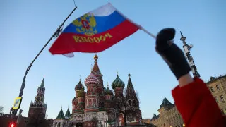 Объем просроченных расчетов между российскими компаниями вырос до рекордных 8,2 трлн рублей, превратив проблему неплатежей в масштабный экономический кризис. Основной рост долгов пришёлся на обрабатывающую промышленность и торговлю, а ключевым фактором эксперты называют усиление налоговой нагрузки и сокращение бюджетных расходов.