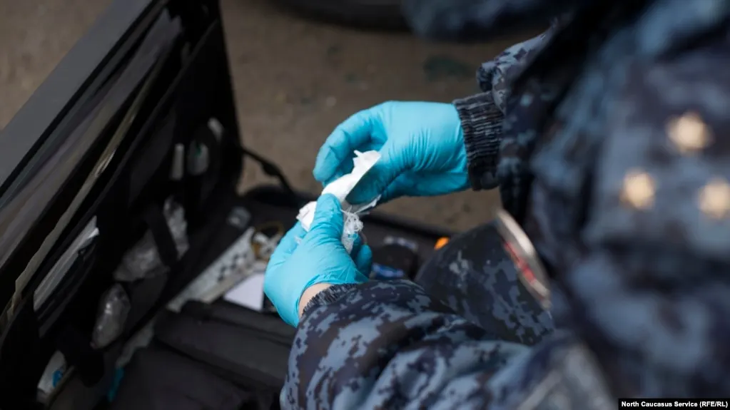 Кабмин России намерен одобрить подготовленные Верховным судом поправки о смягчении наказаний за незаконный оборот наркотиков, если из проекта будет исключено предложение о снижении максимальных сроков за хранение в крупном и особо крупном размере.