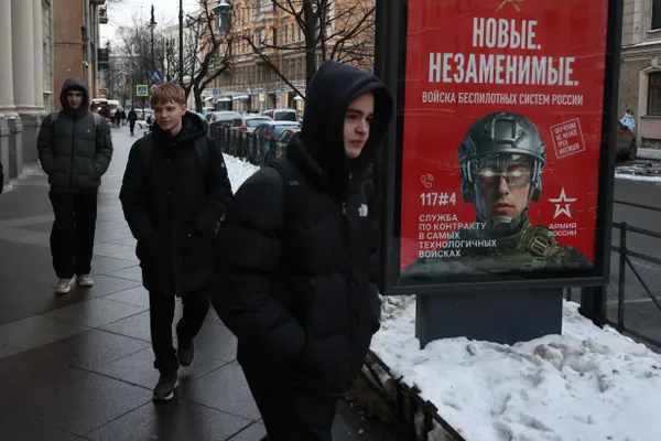 Источники, близкие к операторам и инфраструктурным компаниям, сообщают о планируемых отключениях и ограничениях мобильной связи в столице в начале мая — в том числе возможных блокировках мобильного интернета, SMS и работе «белых списков».