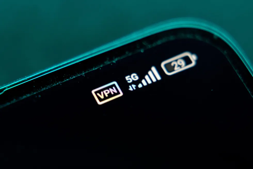 Отраслевое объединение разработчиков программного обеспечения заявило, что нынешняя схема блокировок и борьба с VPN приводят к сбоям в российском сегменте интернета, осложняют работу ИТ-компаний и вызывают политическое недовольство. Ассоциация просит публично ослабить ограничения и создать совместный с ИТ-сообществом орган для выработки новой политики.