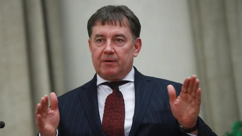 Мосгорсуд отказался отменить решение о национализации имущества бывшего председателя Совета судей России Виктора Момотова, у которого изъяли сеть отелей и более сотни объектов недвижимости на 9 млрд рублей из‑за подозрений в коррупционном обогащении и связях с криминальными авторитетами.