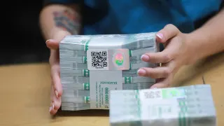 Объем наличных в обращении в России за одну неделю начала апреля вырос почти на четверть триллиона рублей: граждане снимают деньги из-за сбоев мобильного интернета, блокировок карт и планов по ужесточению контроля за переводами.