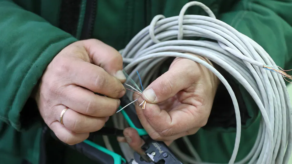 Минцифры предлагает сократить число типов лицензий для операторов связи до трёх уровней и значительно повысить финансовые и инфраструктурные требования. Участники рынка предупреждают, что это приведёт к уходу малых провайдеров, особенно в регионах, и может спровоцировать рост тарифов.