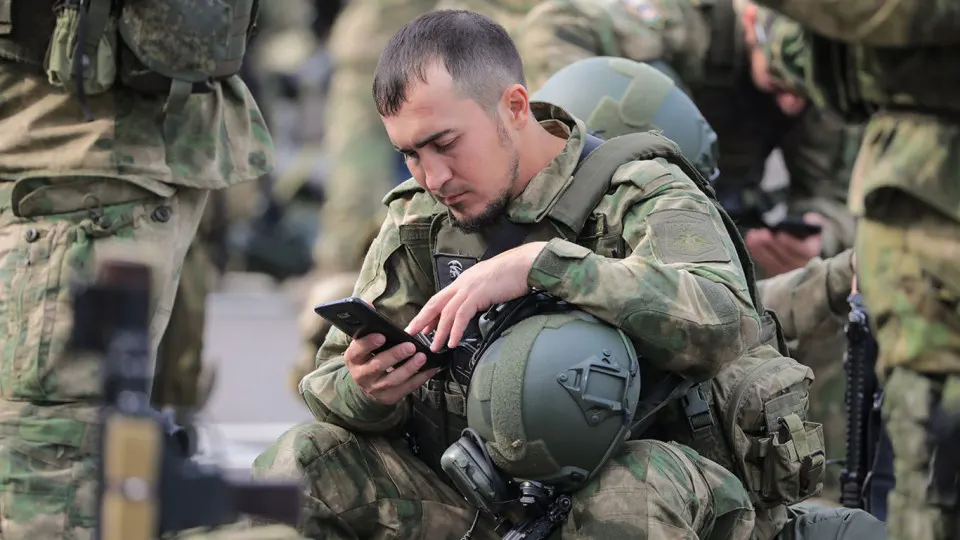 Несмотря на попытки перевода на государственные платформы и блокировки, бойцы на линии соприкосновения сохраняют использование Telegram через VPN; проблемы со связью и перебои со спутниковыми терминалами усугубляют ситуацию.