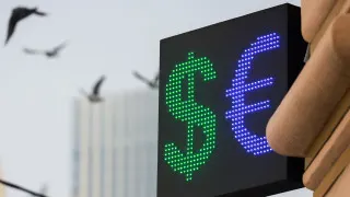 Банк России установил официальный курс доллара на уровне 74,59 рубля — минимуме с февраля 2023 года. Укрепление рубля поддерживают высокие цены на нефть, рост экспортной выручки и приостановка бюджетного правила.