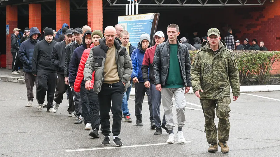 Молодому человеку сообщили об устном запрете на выезд из‑за отметки в электронном реестре повесток. Правозащитники рассматривают это как новую практику и советуют как можно раньше обжаловать ограничения.