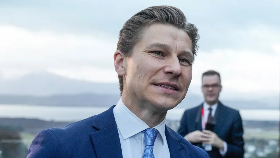 Правительство Финляндии инициировало поправки к законодательству об атомной энергии и Уголовному кодексу, которые снимают запрет на ввоз, транспортировку, поставку и хранение ядерного оружия в контексте обороны страны и НАТО, сохраняя при этом уголовную ответственность за разработку и производство ядерных устройств.