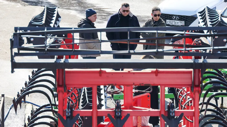 За первый квартал 2026 года производство сельхозтехники в России сократилось на 36,8%, поставки на внутренний рынок и экспорт также упали. Аграрии откладывают обновление парка из‑за дорогих кредитов и снижения рентабельности, а половина техники уже выработала нормативный срок службы.