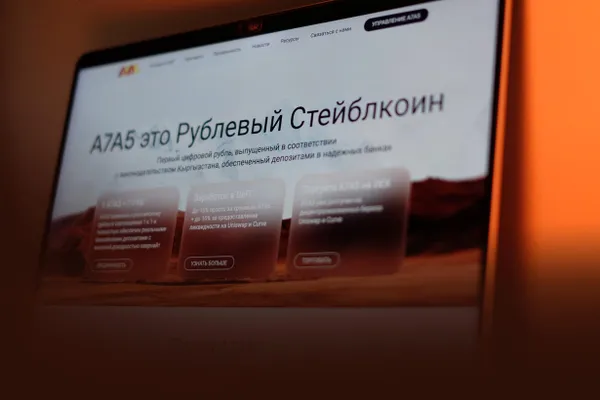 Расследование по утечкам финансовых документов указывает на то, что платёжная платформа A7, созданная в 2024 году для трансграничных расчётов, связана с известными бизнесменами и обслуживала компании, попавшие под западные санкции, в том числе производителей боевых дронов.