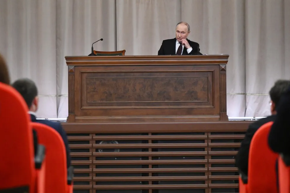 К началу 2026 года недовольство властью выросло до нового уровня: репрессии, блокировки интернета и удары по территории создают разрыв между властью и обществом, подрывая образ лидера и провоцируя раскол элит.