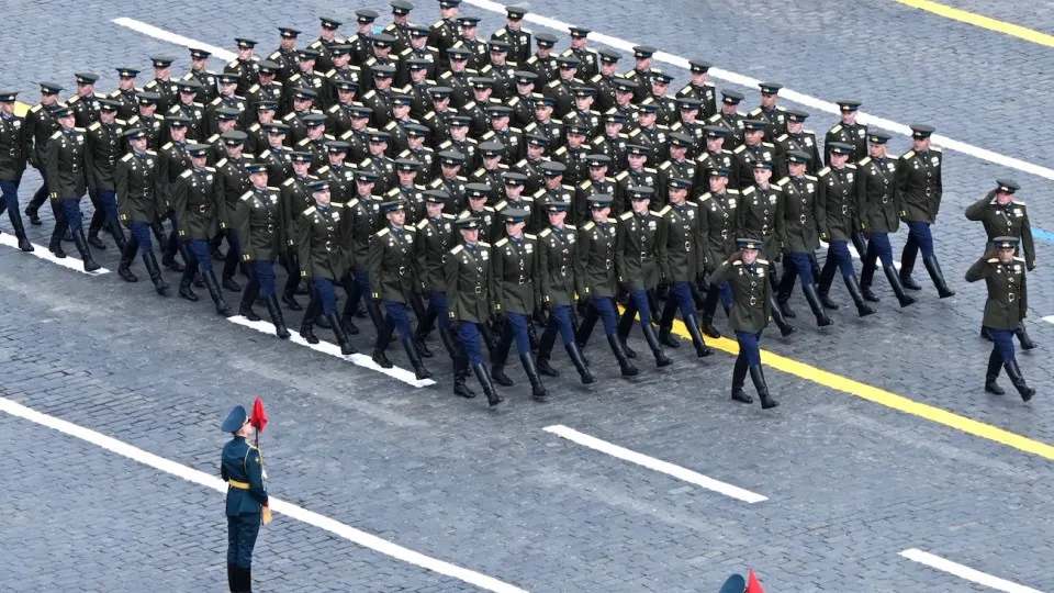 По данным источников, в этом году торжественная церемония 9 мая в Москве может быть существенно сокращена: без техники, с уменьшенным числом гостей и укороченной программой.