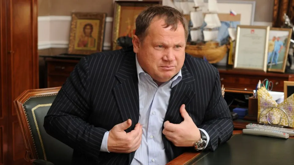 20-летний житель Перми, сын депутата городской думы Владимира Плотникова, стал фигурантом уголовного дела о мошенничестве: по версии следствия, он забирал у горожан наличные по заданиям телефонных аферистов. После ареста меру пресечения смягчили до домашнего ареста, семья начала возмещать ущерб потерпевшим.