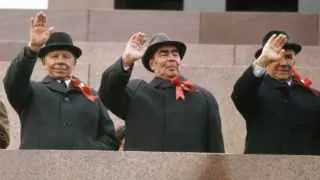 Из-за массовых ударов беспилотников по российским нефтеперерабатывающим заводам правительство вводит элементы госпланирования: Минэнерго начнёт устанавливать для компаний обязательные объёмы производства и поставок топлива, а рост цен на заправках ограничат уровнем инфляции.