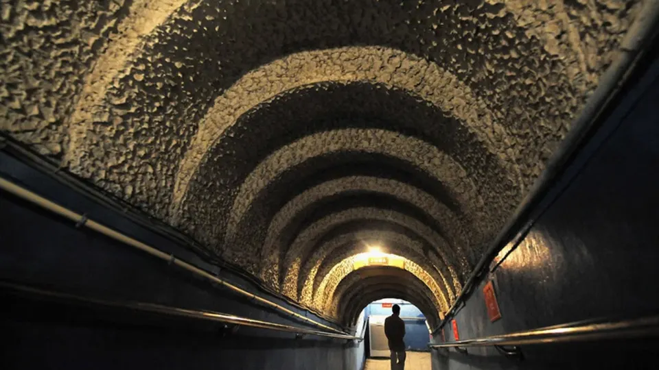 Состоятельные граждане из России инвестируют миллионы рублей в новозеландскую недвижимость с подземными бункерами и параллельно наращивают спрос на защищённые убежища внутри страны из‑за опасений эскалации международных конфликтов.