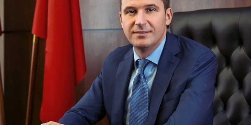 Буцаев уехал через Минск вскоре после распоряжения об отставке. Накануне появились сведения о возбуждении уголовных дел в РЭО, в которых упоминается и он.