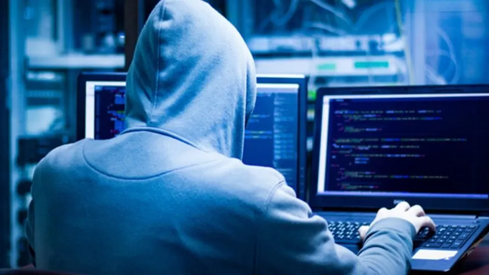 Российское МВД призвало пользователей не переходить по сомнительным ссылкам за пределами доменной зоны .ru и не открывать файлы с маскирующимися расширениями, а также порекомендовало родителям контролировать внутриигровые покупки детей из‑за механики лутбоксов.