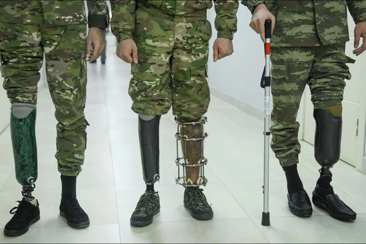 Минтруд подготовил проект постановления, по которому квоты на прием на работу людей с инвалидностью, включая участников боевых действий, должны действовать не только в филиалах и представительствах, но и в каждом магазине, офисе и цехе компаний. Бизнесу при этом не компенсируют расходы на создание специальных рабочих мест и адаптацию инфраструктуры.