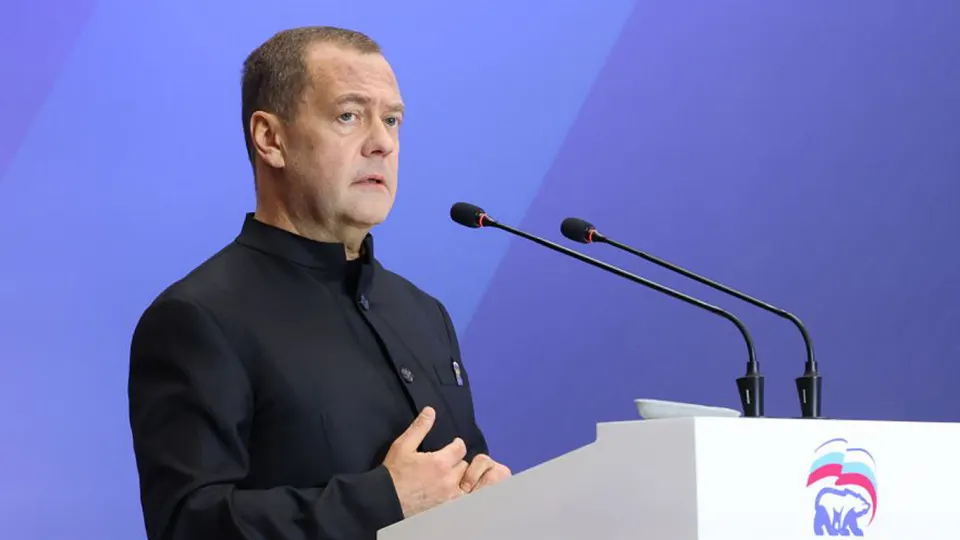 Заместитель председателя Совбеза заявил о реальной угрозе ядерной катастрофы, подчеркнул значение ядерной триады и призвал к готовности. На фоне истечения СНВ‑III продолжаются переговоры о будущем контроля над арсеналами.