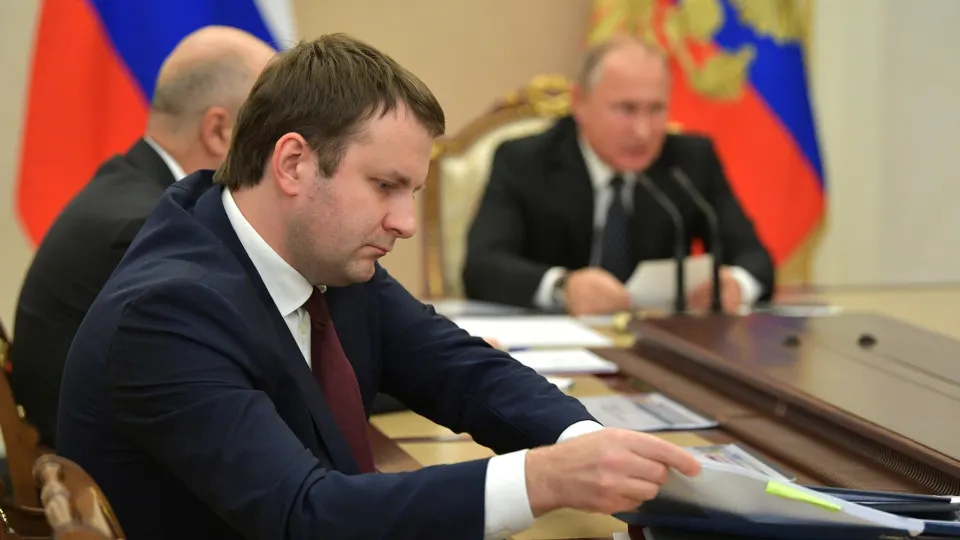 Помощник президента по экономике заявил, что экономический спад в начале года обусловлен другими факторами — дефицитом ресурсов и кадров, медленным внедрением технологий. По данным Росстата, ВВП сократился на 1,8% в январе–феврале; ЦБ ожидает роста 0,5–1,5% по итогам года.