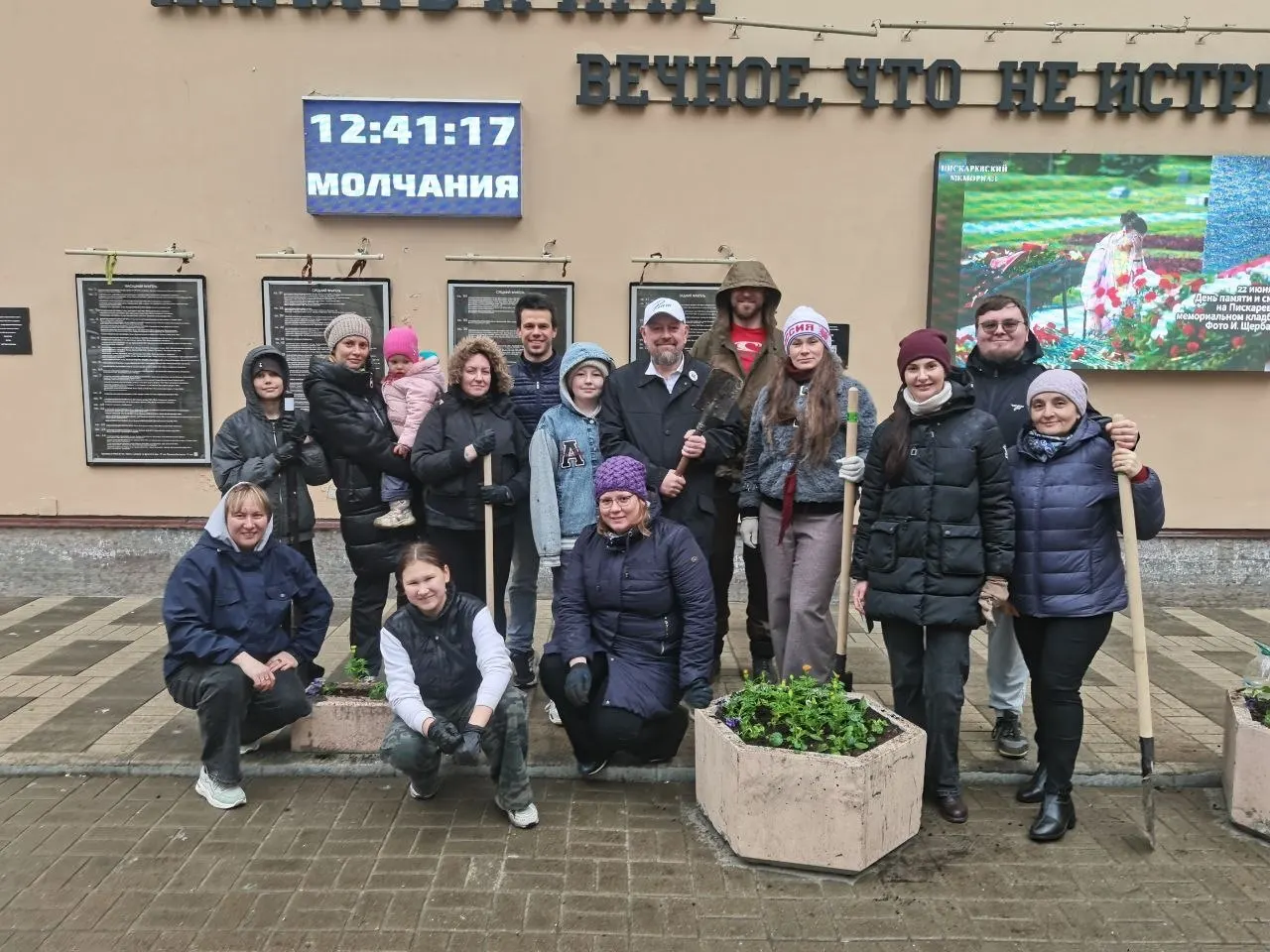 В Санкт-Петербурге прошёл общегородской субботник: по оценкам городских властей, в уборке дворов, парков и скверов участвовали около 200 тысяч жителей. Добровольцы высаживали цветы и деревья, благоустраивали мемориалы и городские общественные пространства.