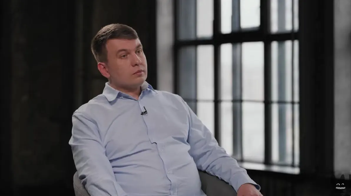 Бывший прокремлевский блогер утверждает, что его отправили в психбольницу не по собственному желанию, описывает назначенные препараты, сожаление о смерти оппозиционного политика и прогнозирует мирную смену власти.