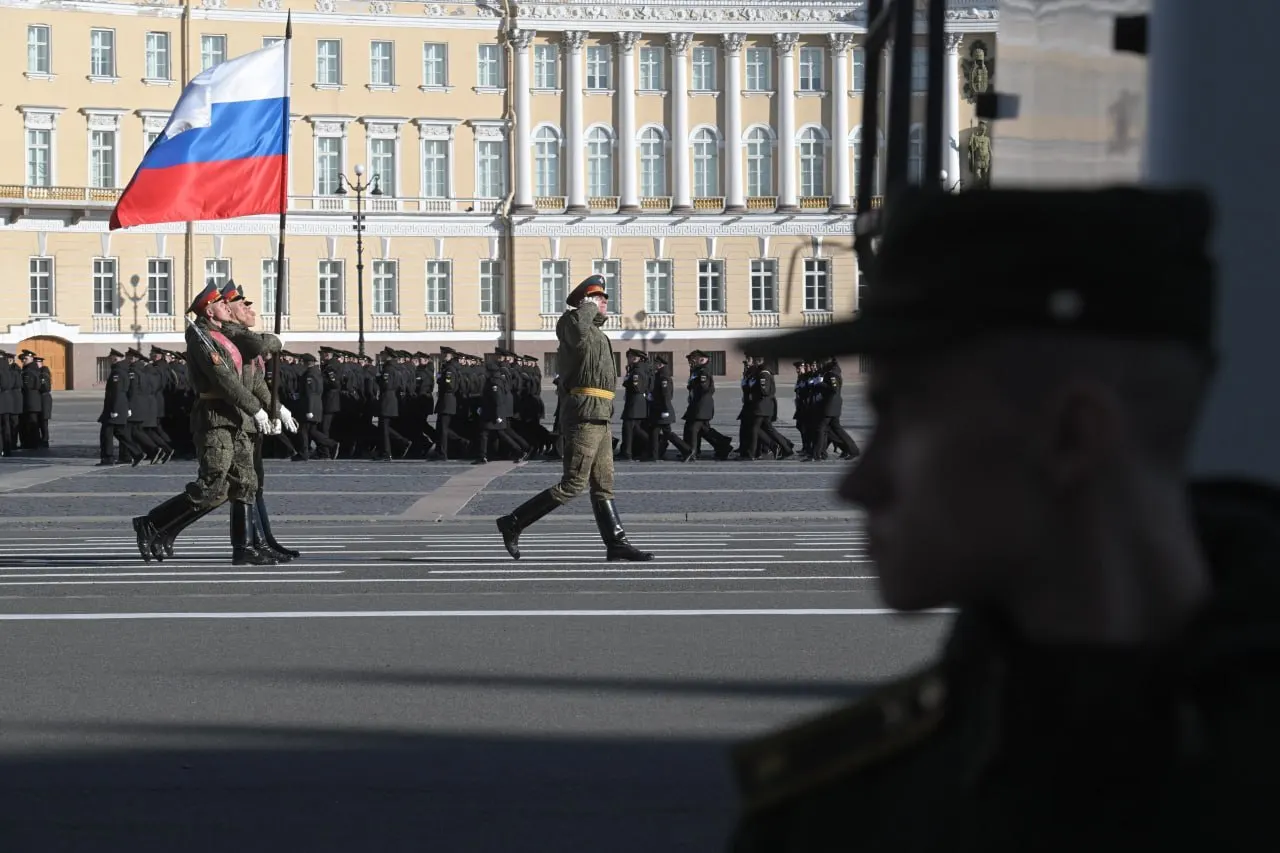 После совещания с участием губернатора Александра Беглова власти пересмотрели планы — большинство приглашений на Дворцовую площадь и смотровую площадку отменили; решение по очному «Бессмертному полку» ещё не принято.
