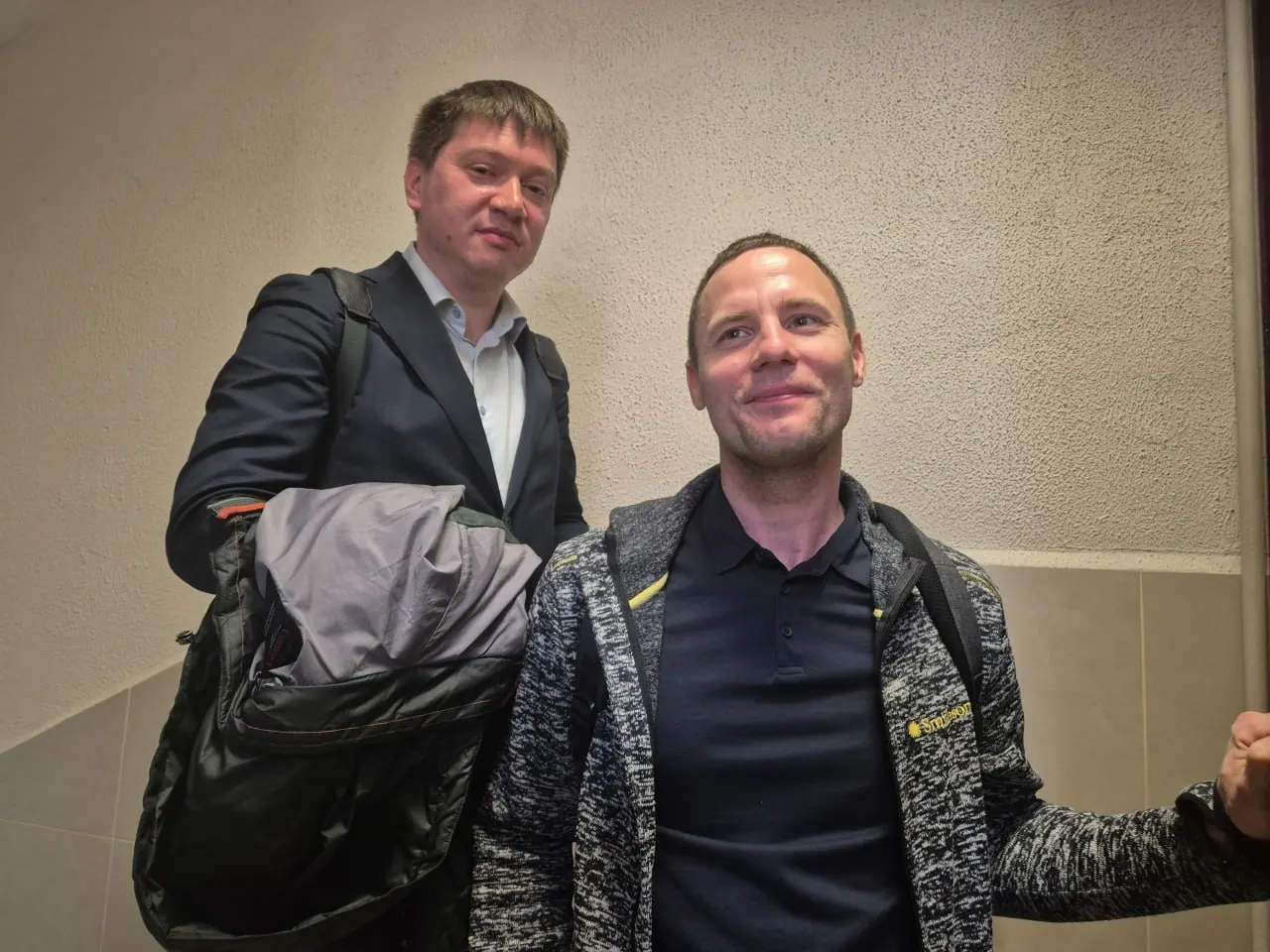 Полицейские вызвали юриста на оформление протокола, затем пригрозили насильственной доставкой и обвинением в неповиновении. Одновременно на него завели два административных дела о «дискредитации» армии.
