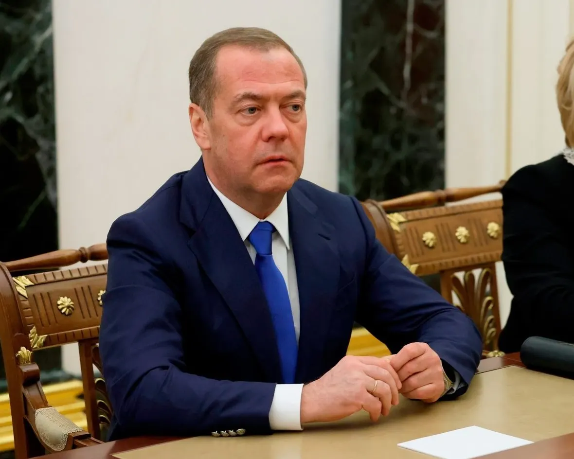 Экс‑президент и председатель «Единой России» Дмитрий Медведев выступит на петербургском форуме, посвящённом здравоохранению и поддержке семей с детьми. В мероприятии также примут участие зампред правительства Татьяна Голикова, представитель президента и региональные губернаторы. Ранее визиты высокопоставленных лиц в город сопровождались заторами и ограничениями связи.