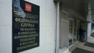 Роскомнадзор лишил действия еще 1967 лицензий операторов связи за нарушение требований закона «О связи», наибольшее число отзывов пришлось на столичный регион. Эксперты предупреждают, что ужесточение регулирования способно привести к росту тарифов и сокращению доступности интернета.