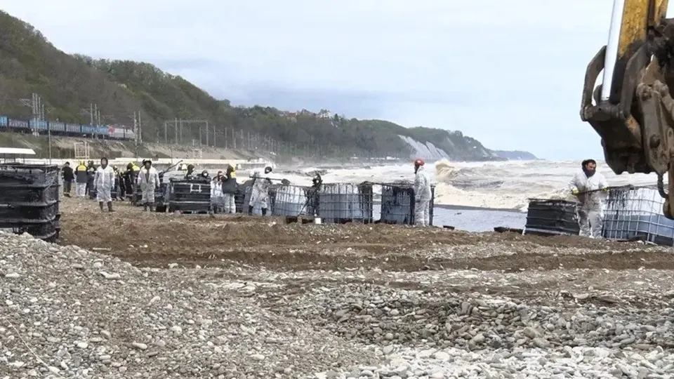 На фоне участившихся атак дронов по российским регионам и крупным НПЗ эпидемиологи призывают россиян тщательно подходить к выбору направления отпуска, а экологи фиксируют последствия разлива нефти и задымления в Туапсе.